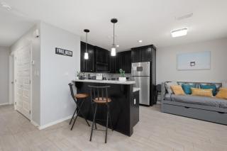 Stylish Furnished 2Bd 2Ba Apartment with Wifi Close to Shopping and Entertainment in McAllen Month to month contract on long term stays - Edinburg - 9