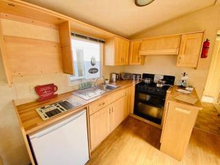 8 Berth Caravan For Hire At St Osyth Beach Holiday Park In Essex Ref 28026Fi - 3