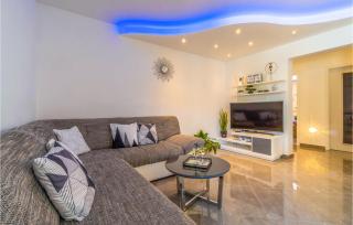 Three-Bedroom Apartment In Svetvincenat - 1