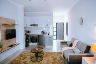 Luxury Self Catering Studio - HoneyBee Apartment - Broadhurst - 3
