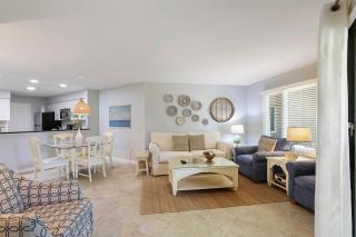 Wonderful 2 BR w King and 2 Twins Large screen TVs Bikes & Beach Gear included - 5