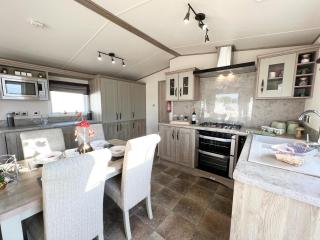 Stunning Caravan With Full Lake View At Southview Holiday Park Ref 33004Ml - 4