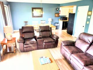 Hillbilly Hilton Dog-Friendly Cabin with Hot Tub & Free Daily Attraction Tickets-Mountain View - 1