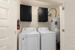 Cozy 3 Bed 2 Bath Apartment, Near Shopping Plazas, Expressway and Free Parking - 7