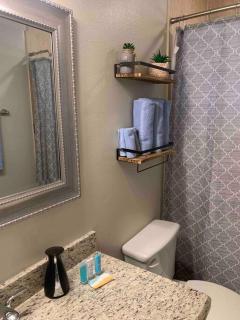 Cozy 3 Bed 2 Bath Apartment, Near Shopping Plazas, Expressway and Free Parking - Edinburg - 3