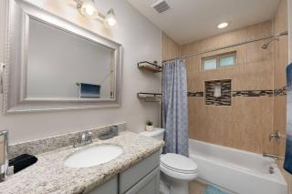 Cozy 3 Bed 2 Bath Apartment, Near Shopping Plazas, Expressway and Free Parking - Edinburg - 1