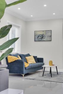 Family-Friendly, 3 Bed House - Private Backyard-Central Location - 2