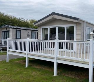 Beautiful 8 Berth Caravan With Decking At Broadland Sands In Suffolk Ref 20017Cv - 9