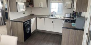 Beautiful 8 Berth Caravan With Decking At Broadland Sands In Suffolk Ref 20017Cv - 7