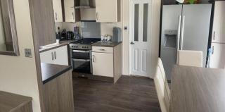 Beautiful 8 Berth Caravan With Decking At Broadland Sands In Suffolk Ref 20017Cv - Hopton on Sea - 6