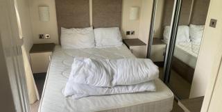 Beautiful 8 Berth Caravan With Decking At Broadland Sands In Suffolk Ref 20017Cv - 4