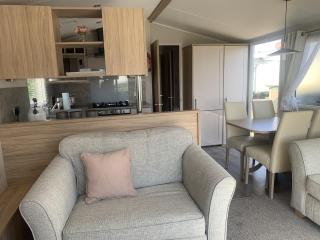 Beautiful 6 Berth Caravan, Nearby Beach In Suffolk Ref 68016Bs - 2