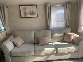 Beautiful 6 Berth Caravan, Nearby Beach In Suffolk Ref 68016Bs - 1
