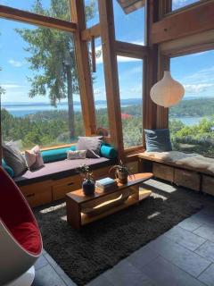 Cliff Top Family Home Over Looking the Ocean - 8