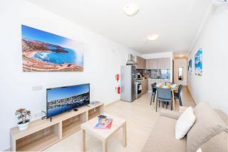 Islet Promenade Seafront Family Apartment with 2 balconies by Getawaysmalta - St Paul's Bay - 4