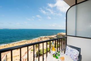Islet Promenade Seafront Family Apartment with 2 balconies by Getawaysmalta - 7