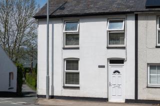 Bron Eryri - Our Cosy House opposite the entrance to Portmeirion! - 1