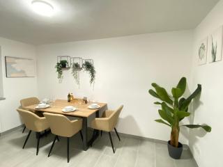 LUXOMES: Design Apartment - private Parking - 4 People - 4