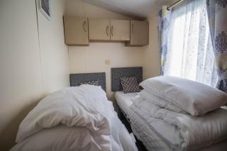 8 Berth Caravan For Hire Near Clacton-On-Sea In Essex Ref 26281E - Clacton-on-Sea - 5