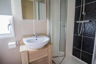 8 Berth Caravan For Hire Near Clacton-On-Sea In Essex Ref 26281E - 4