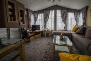 8 Berth Caravan For Hire Near Clacton-On-Sea In Essex Ref 26281E - 3