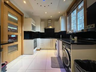 Spacious 3BR Flat with AC 3 Ensuite Bidets Near Selfridges and Hyde Park - Londra - 4