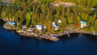 Waterfront Cottage With Superb Coastline Views - West Vancouver - 1