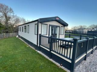 3 bed luxury lodge in Clennon View at Hoburne Devon Bay - 1