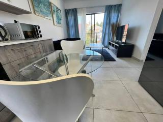 Sophiscated Upmarket One Bedroom Apartment - 9