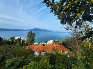 Ramo's Spectacular 2-Story Holiday Home with Radhime Views - Vlorë - 4