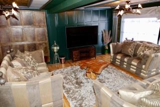 Huge Luxury 8 Bed Manor House Hot Tub Pool Table - Saffron Walden - 4