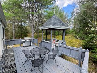 43TV peaceful mountain retreat fireplace firepit large yard WiFi - 6