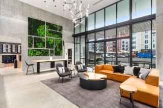 Airy and Open Corner Loft - 92 Walkscore - Redmond - 4