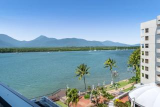 Belle Escapes 703 Harbour Lights Cairns Apartment with water views - Cairns - 5