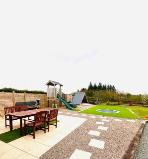 Robins Cottage - - 9