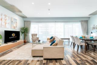 White Sage - Fendi Apartment With Full Palm Jumeirah View - Dubai - 3