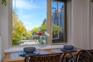 Deluxe 2 Bed 2 Bath And 5 Min Walk To Downtown And Seawalk - Victoria - 0