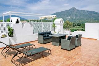 Captivating Coastal Townhouse in Aloha Pueblo with amazing Mountain Views - Marbella - 4