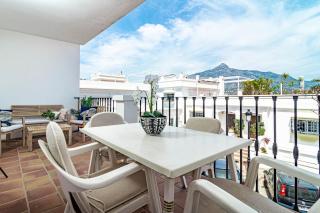 Captivating Coastal Townhouse in Aloha Pueblo with amazing Mountain Views - Marbella - 1