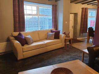 4 Bed Sleeps 8 On-Road Parking WiFi - 8