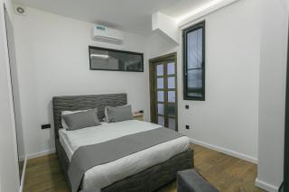 Luxe Apartment in Center - 6