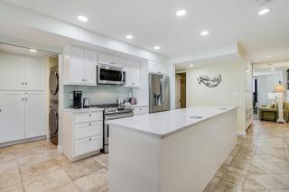 7th Floor View 2bd 2 bath Den - 2