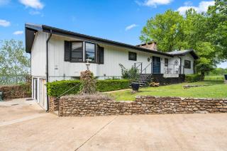 Red Bud Cove Lakefront Farm House on Table Rock Lake - Hollister - 1