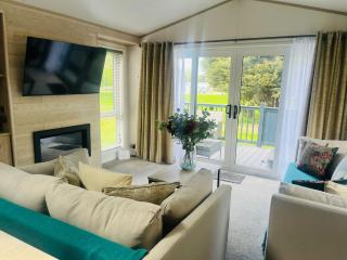 Silver Wood Lodge with Hot Tub - York - 3