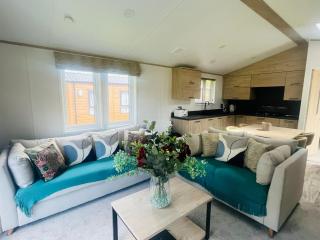 Silver Wood Lodge with Hot Tub - York - 5