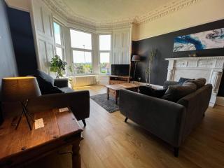 A Spacious Flat with Character - Private Car Space - Paisley - 1