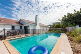 Large pool home and blocks away from the beach - Daytona Beach - 0