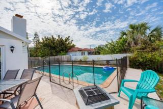 Large pool home and blocks away from the beach - 7