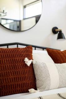 NEW - Modern Rustic Retreat Ardmore Chalet - 4