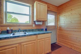 Lakefront Columbia Cabin with Porch and Shared Dock - Columbia - 1